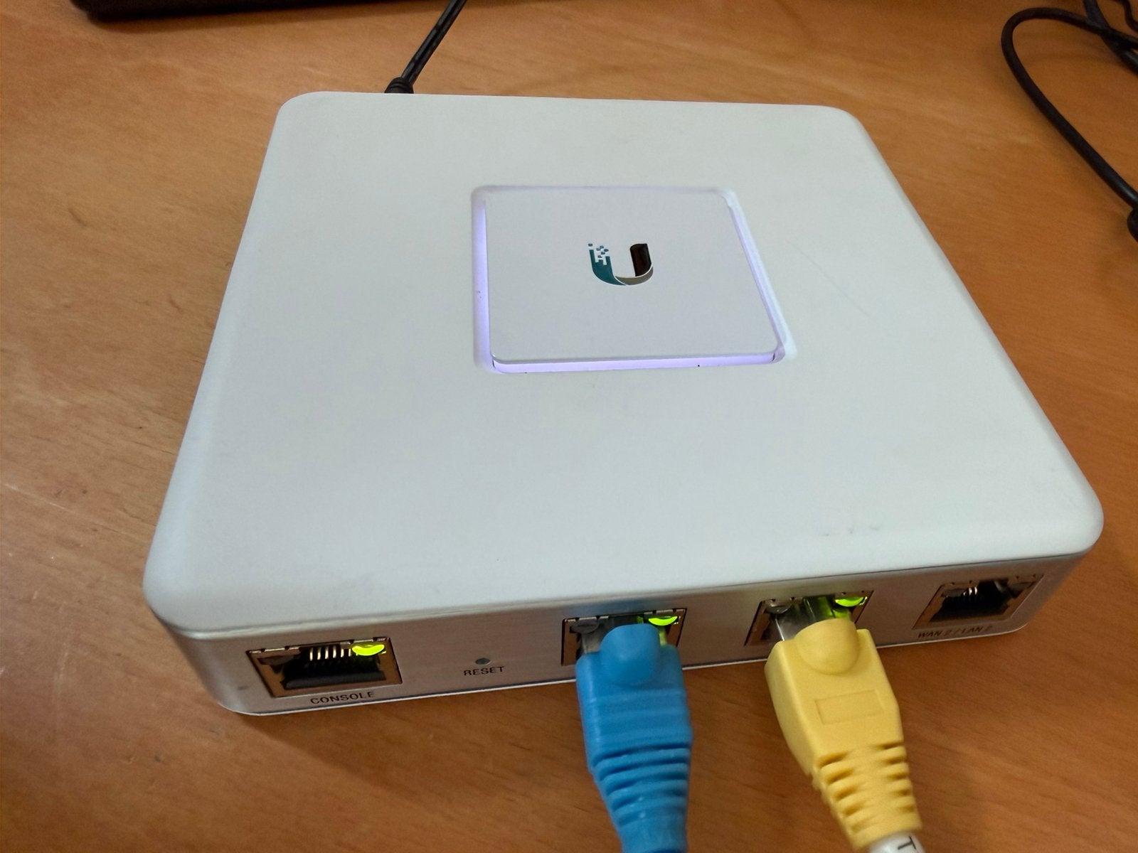 Ubiquiti UniFi Security Gateway (USG), Computers en Software, Routers en Modems, Gebruikt, Router, Ophalen of Verzenden