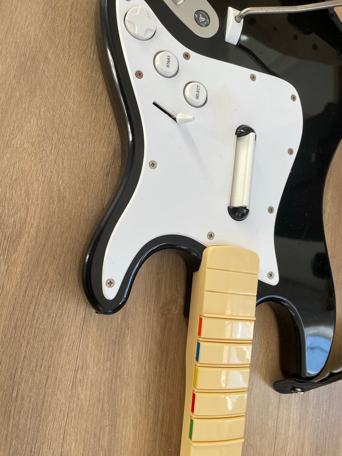 Rock Band set: gitaar, drumstel, microfoon en 4 games, Ophalen, Muziek, Gebruikt, Eén computer