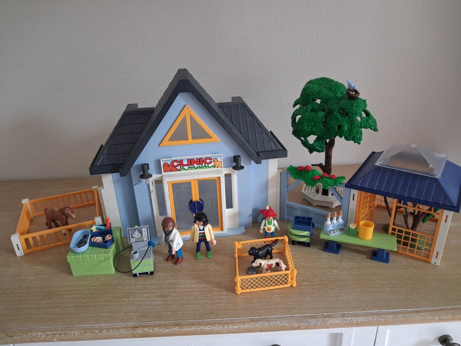 Playmobil dierenkliniek met verzorging setnr 4343, Ophalen of Verzenden, Zo goed als nieuw, Complete set