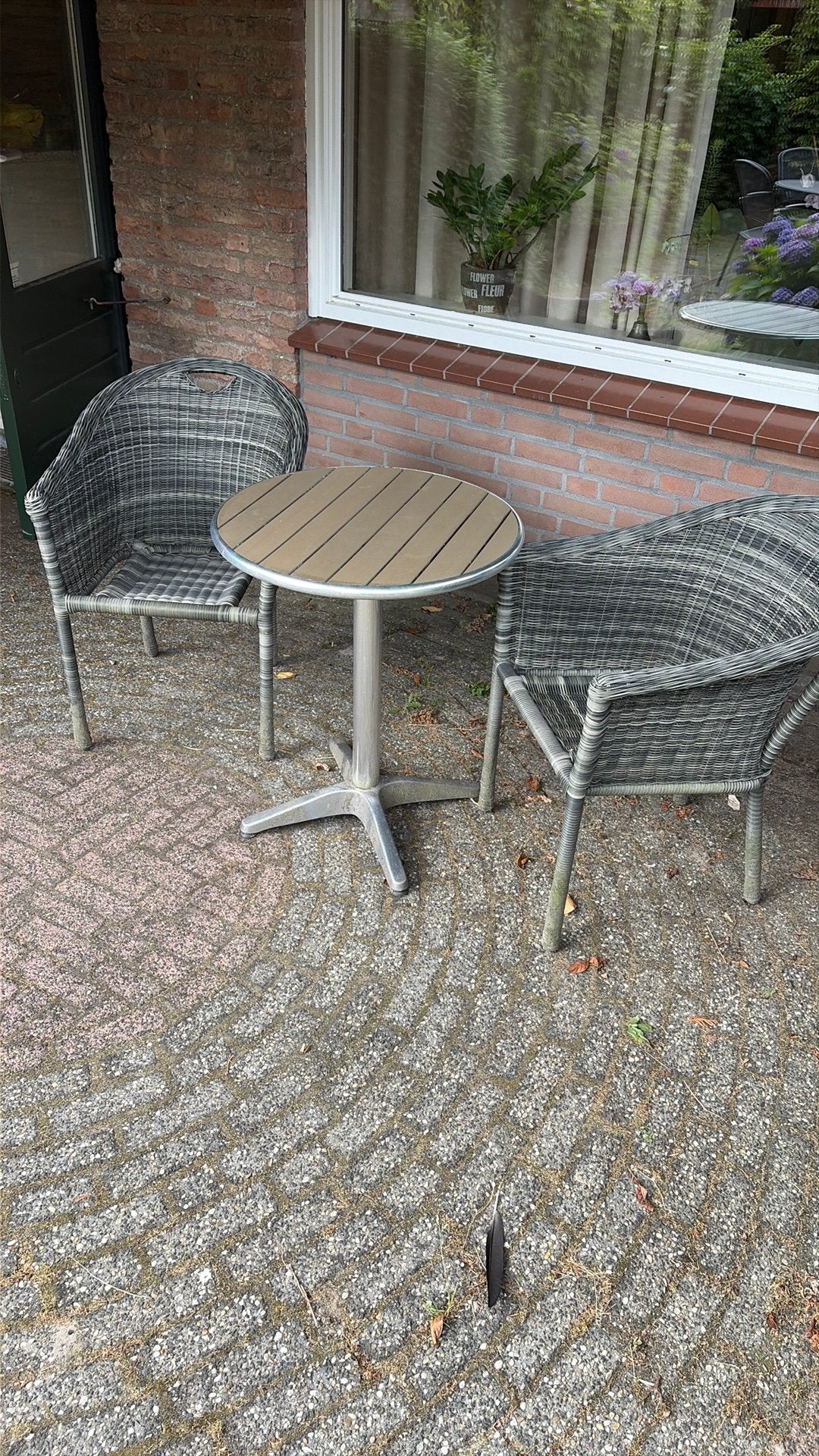 Tafeltje en twee stoelen, Ophalen, Gebruikt, 2 zitplaatsen