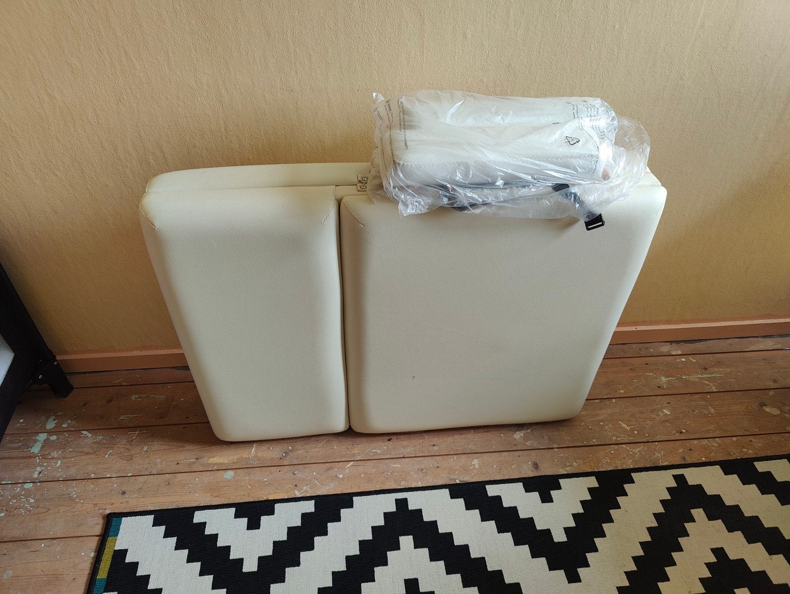 Compacte crèmekleurige massagetafel, Ophalen, Gebruikt, Massagetafel
