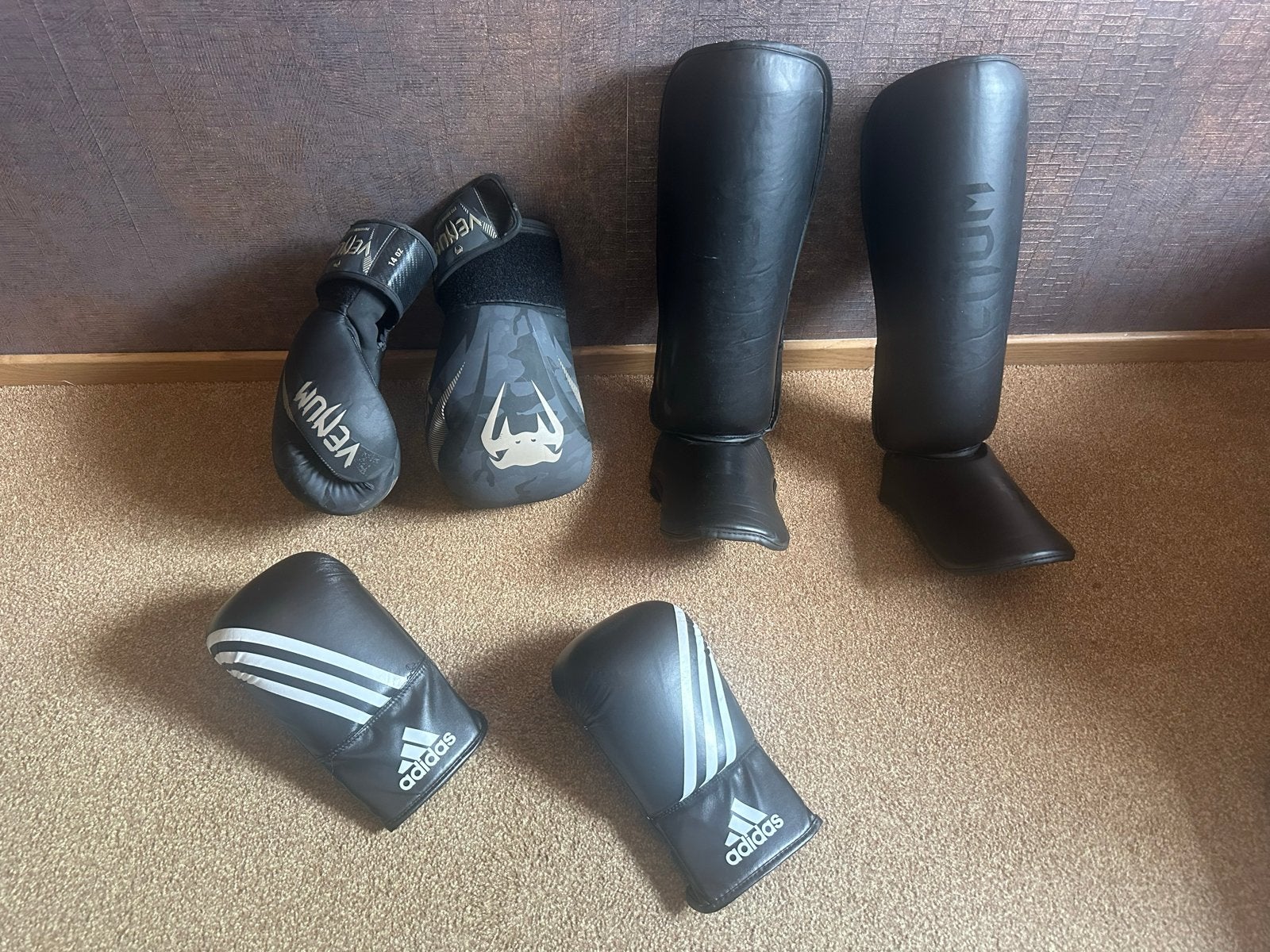 Venum Vechtsport scheenbeschermers en handschoenen, Gebruikt, Overige, Maat XS of kleiner, Vechtsportbescherming