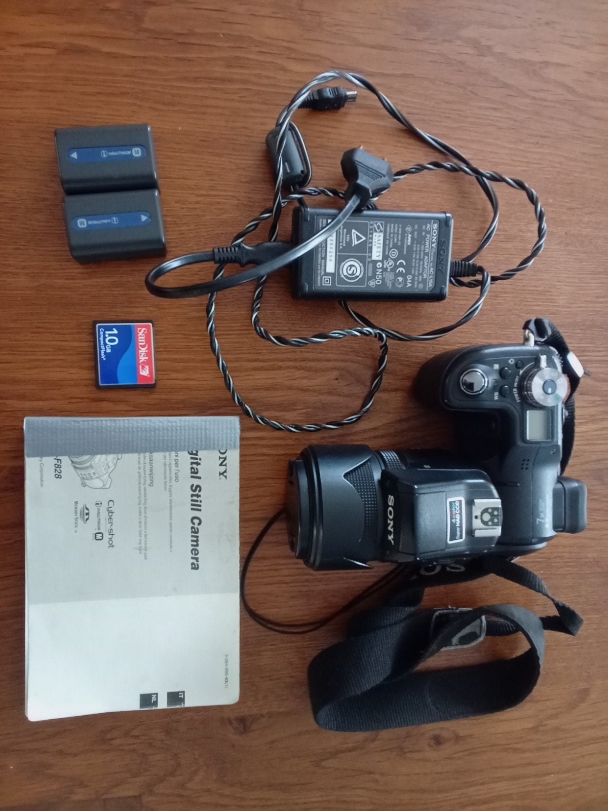 Sony Cyber-shot DSC-F828  8.0 MP, 7x Optisc, goed werkend, Gebruikt, 4 t/m 7 keer, Sony, Systeemcamera