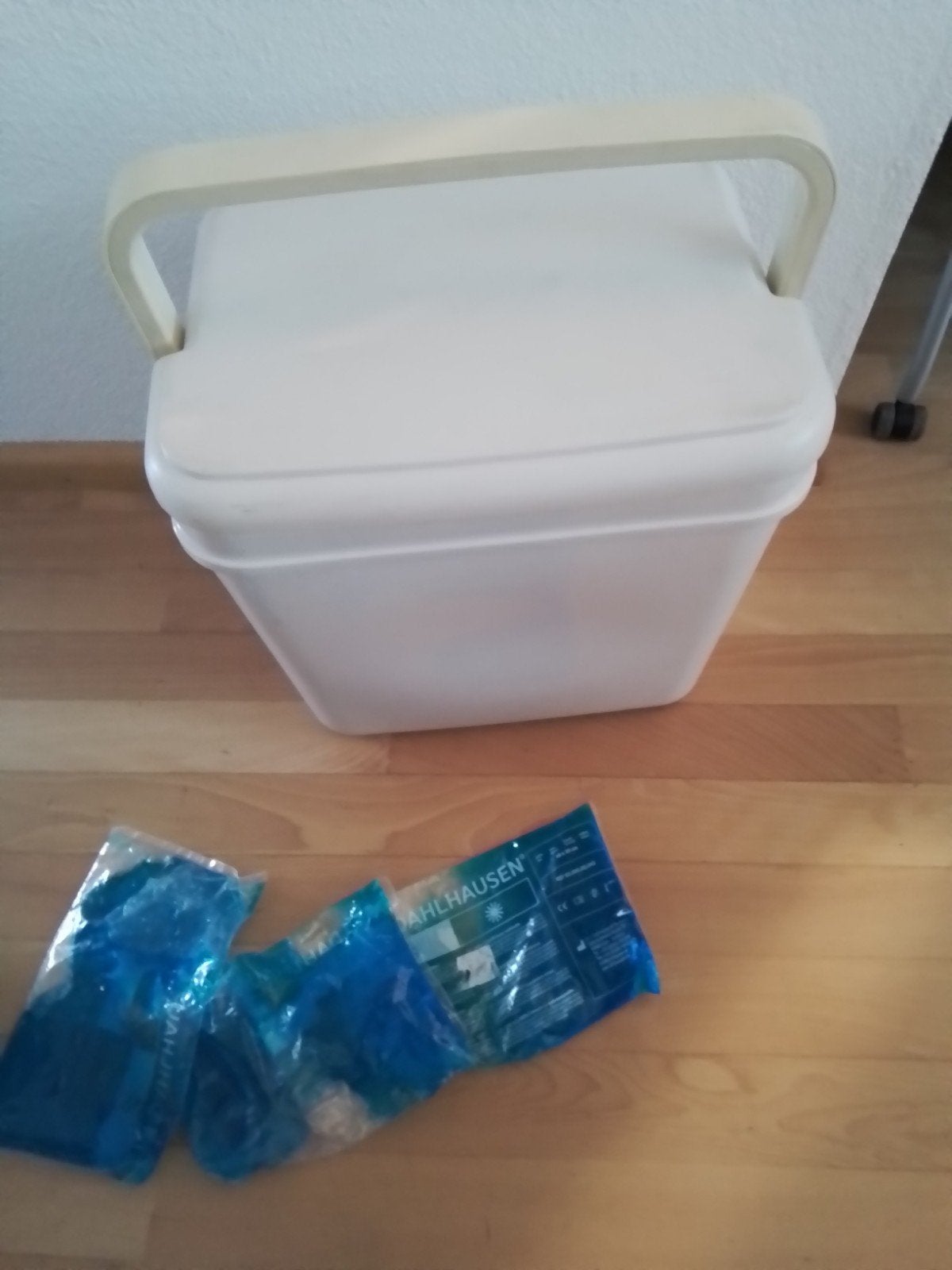 Curver koelbox wit met koelelementen 10 euro, Caravans en Kamperen, Koelboxen, Ophalen of Verzenden, Koelelement