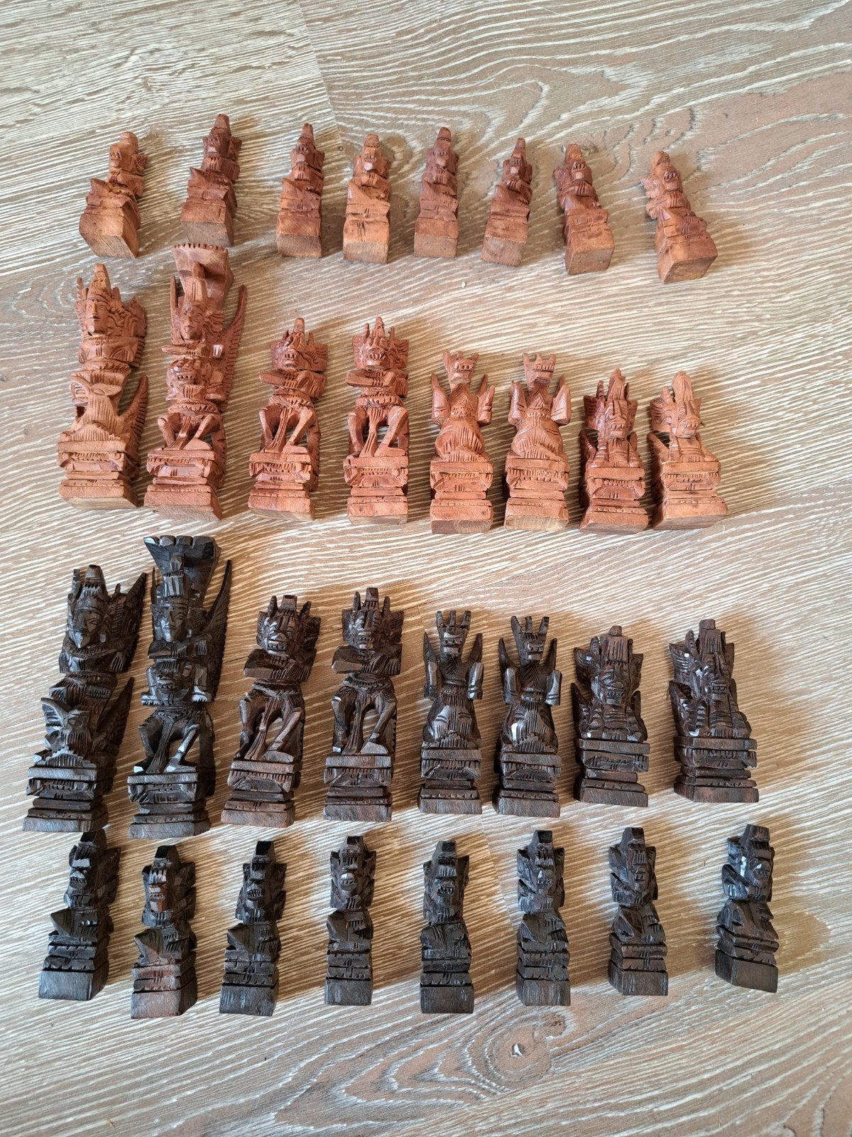 Uniek handgesneden houten schaakspel met opbergdoos, Een of twee spelers, Ophalen, Gebruikt, Reisspel