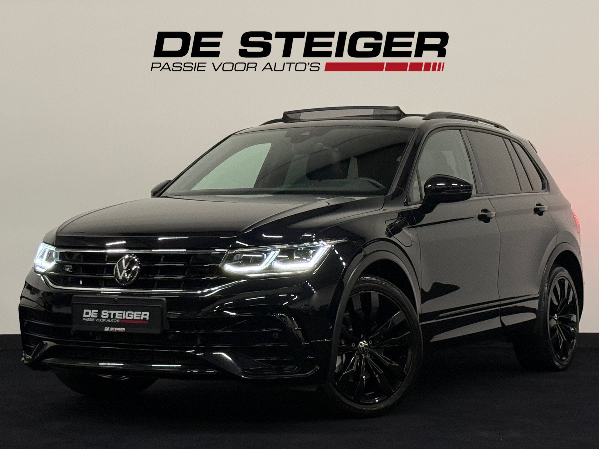 Volkswagen TIGUAN 1.4 TSI eHybrid 3 x R-Line Pano 360 Keyles, Dealer onderhouden, Stof, Met garantie (alle), Zwart