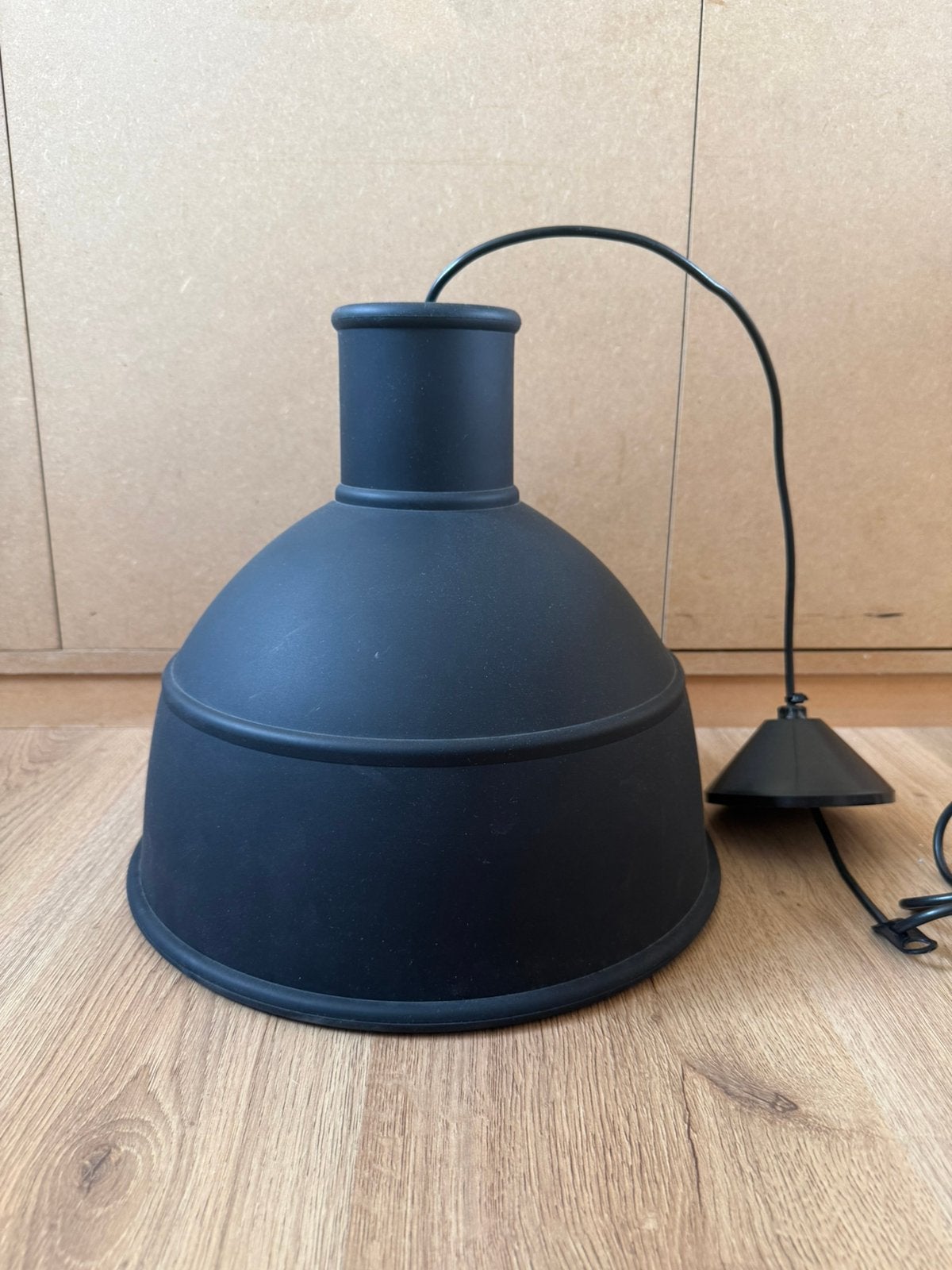 Muuto Unfold hanglamp zwart | van rubber, Huis en Inrichting, Overige materialen, Modern retro, Zo goed als nieuw, E27 (groot)