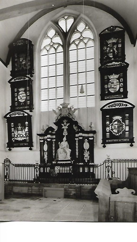 oosthuizen en Hobrede- -Graftombe in de N.H.Kerk., Verzenden, 1960 tot 1980, Ongelopen, Noord-Holland