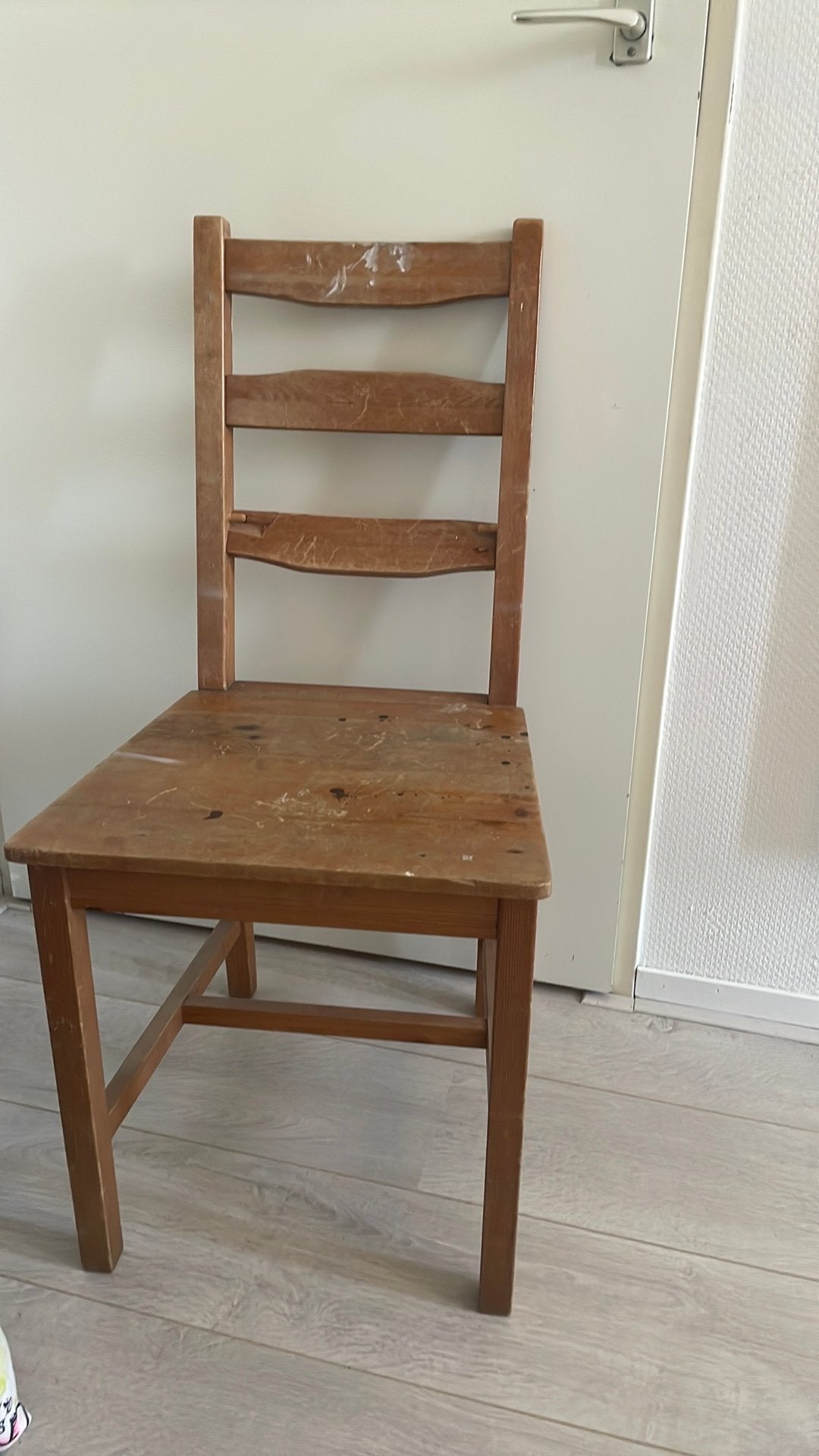 Houten stoel – met karakter | warme houtkleur, Huis en Inrichting, Stoelen, Ophalen, Gebruikt, Bruin, Eén