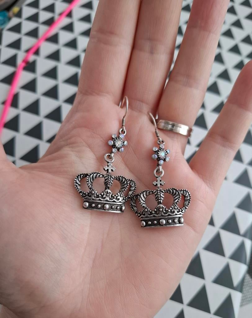Nieuwe zilverkleurige kroon / Queen oorbellen hangers, IJzer of Staal, Nieuw, Ophalen of Verzenden, Dame of Heer