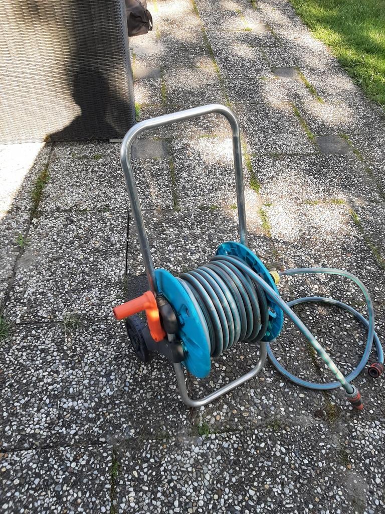 Gardena tuinslanghaspel met 15m slang, spuit en koppelingen, Ophalen, Gebruikt, Tuinslanghaspel