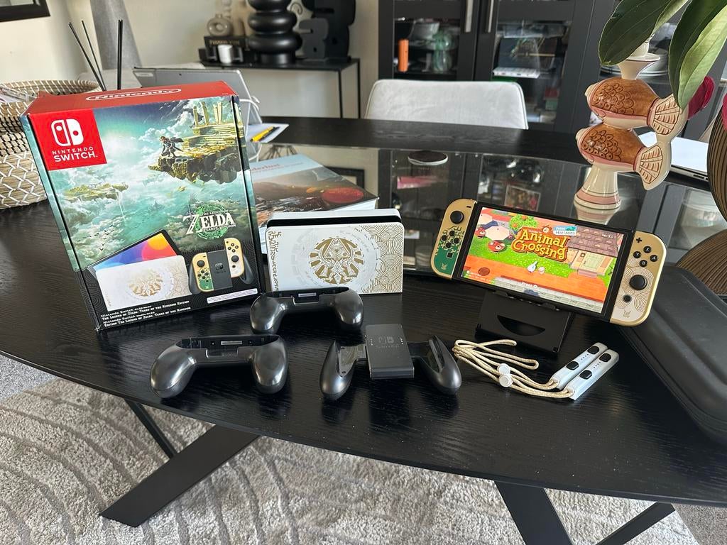 Nintendo Switch OLED Zelda Edition met accessoires, Spelcomputers en Games, Spelcomputers | Nintendo Switch, Zo goed als nieuw
