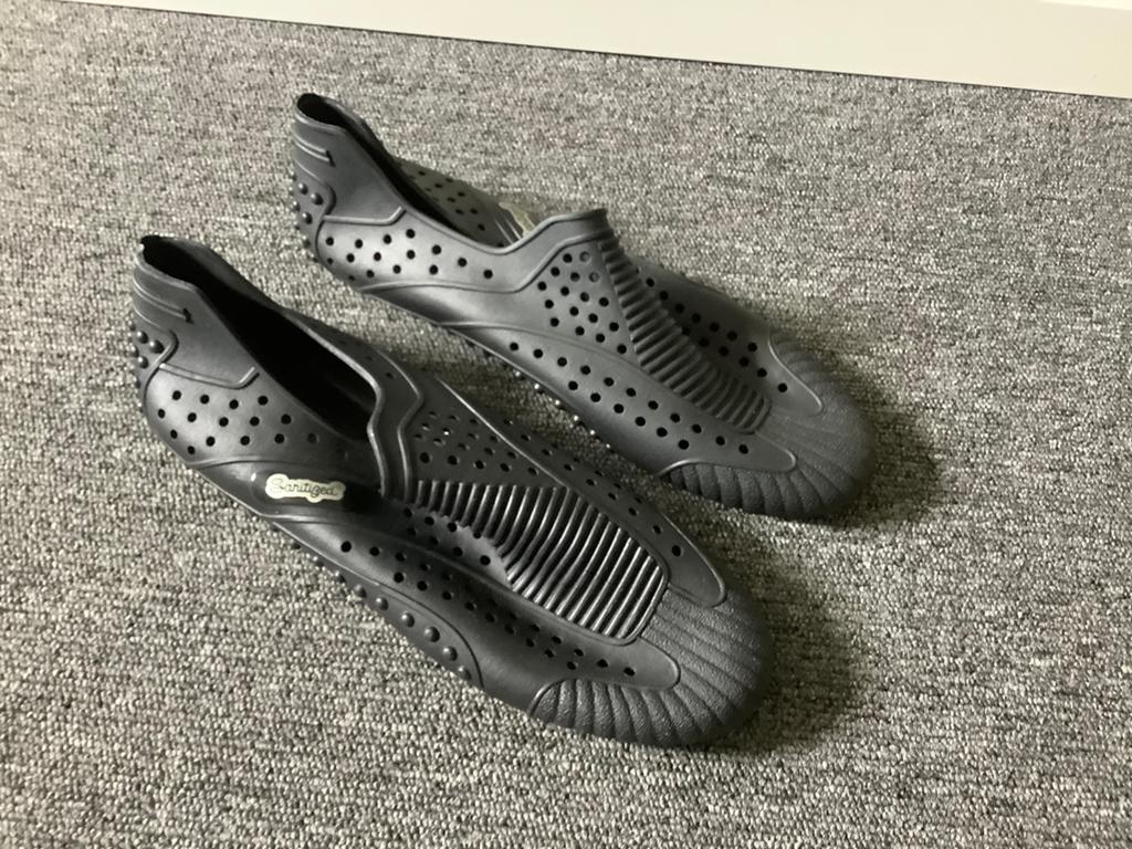 Zwarte waterschoenen maat 42 - Ideaal voor strand en zwembad, Kleding | Dames, Schoenen, Ophalen of Verzenden, Gedragen, Zwart