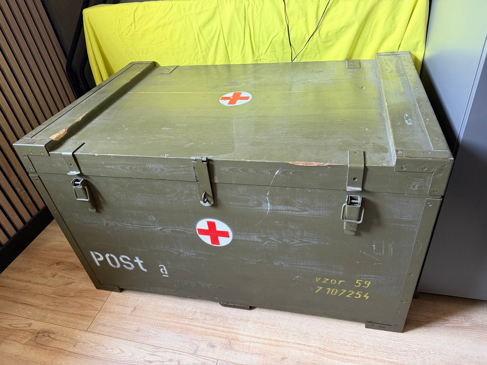 Vintage militaire kist - EHBO kist - Legerkist, Huis en Inrichting, Woonaccessoires | Kisten, Ophalen, 50 – 75, Gebruikt, 100 tot 150 cm