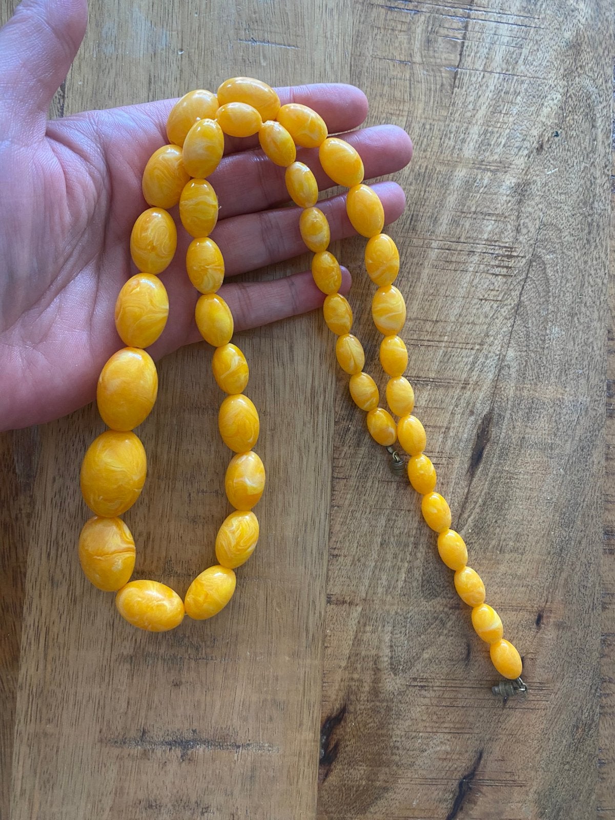 Mooie eigeel gemarmerde Catalin/Bakeliet ketting, Sieraden, Tassen en Uiterlijk, Kettingen, Ophalen of Verzenden, Nieuw, Overige materialen
