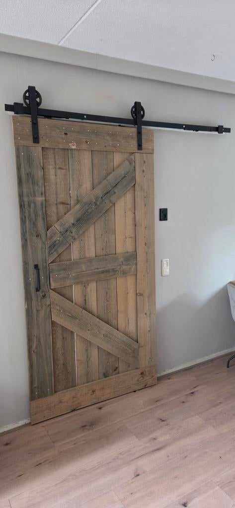 Barndeur hout met ophangsysteem met stopsysteem open/dicht., Doe-het-zelf en Verbouw, Binnendeur, Zo goed als nieuw, Schuifdeur