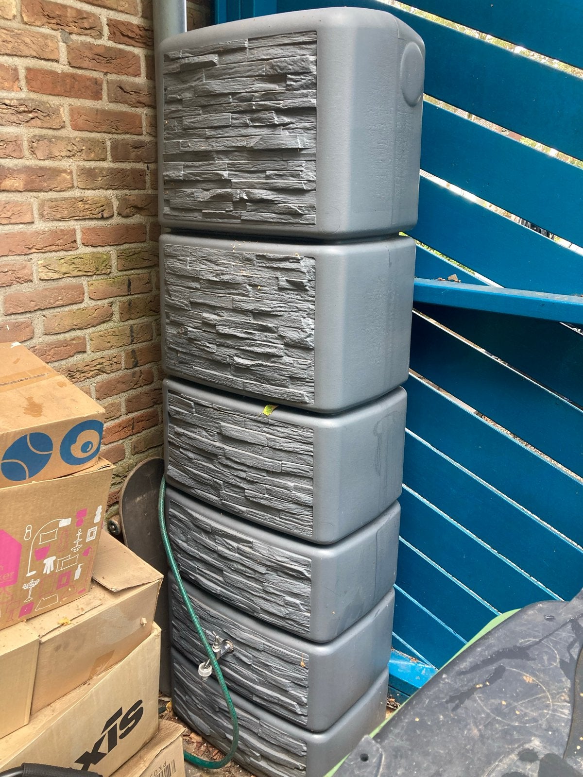 Waterton 300 liter grijze regenton met kraan muurregenton, Kunststof, Gebruikt, Met kraantje, 150 liter of meer