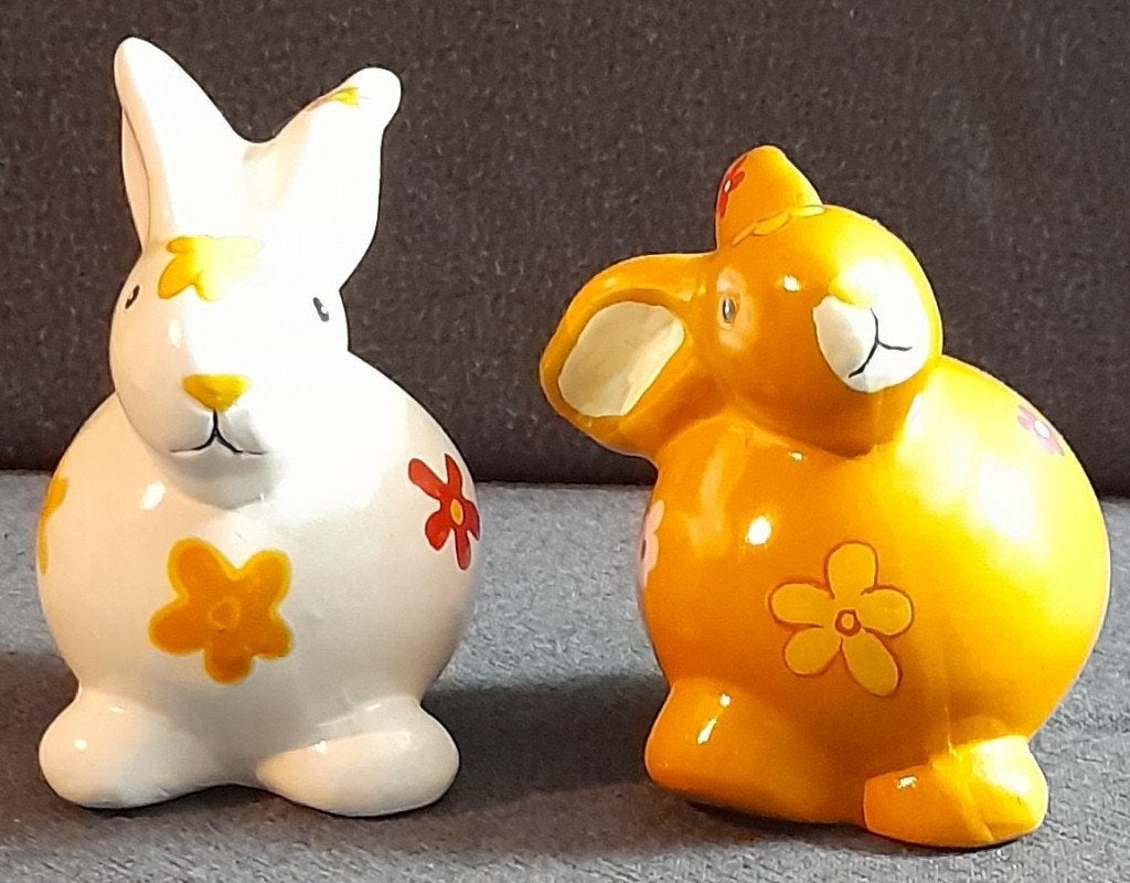 Set van 2 lachende haasjes van keramiek met bloemen, Ophalen of Verzenden, Zo goed als nieuw, Dier
