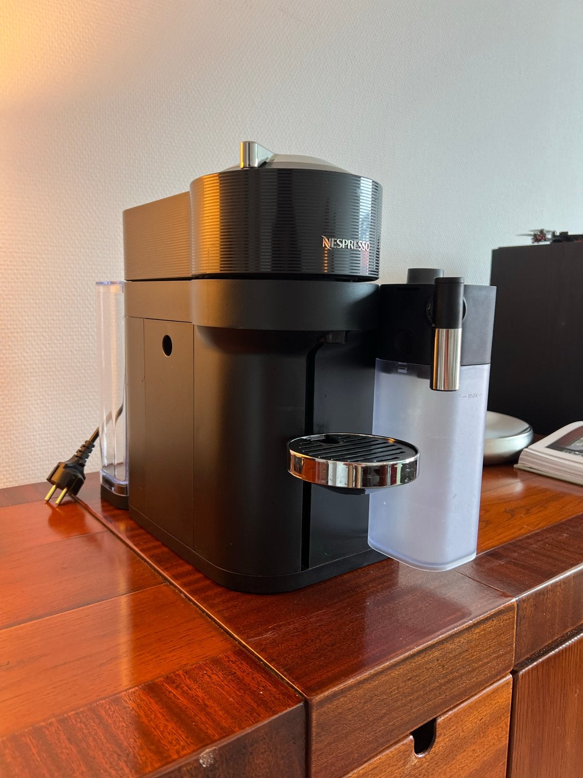 Nespresso Vertuo Lattissima - espresso koffie machine, Gebruikt, Koffiemachine, Ophalen of Verzenden, 2 tot 4 kopjes