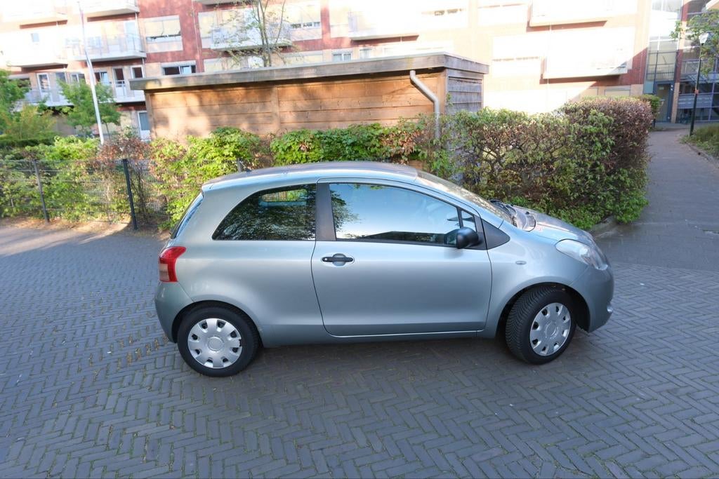 Toyota Yaris 2010, Auto's, Toyota, Particulier, Yaris, Benzine, B, Hatchback, Handgeschakeld, Geïmporteerd, Zilver of Grijs, Voorwielaandrijving
