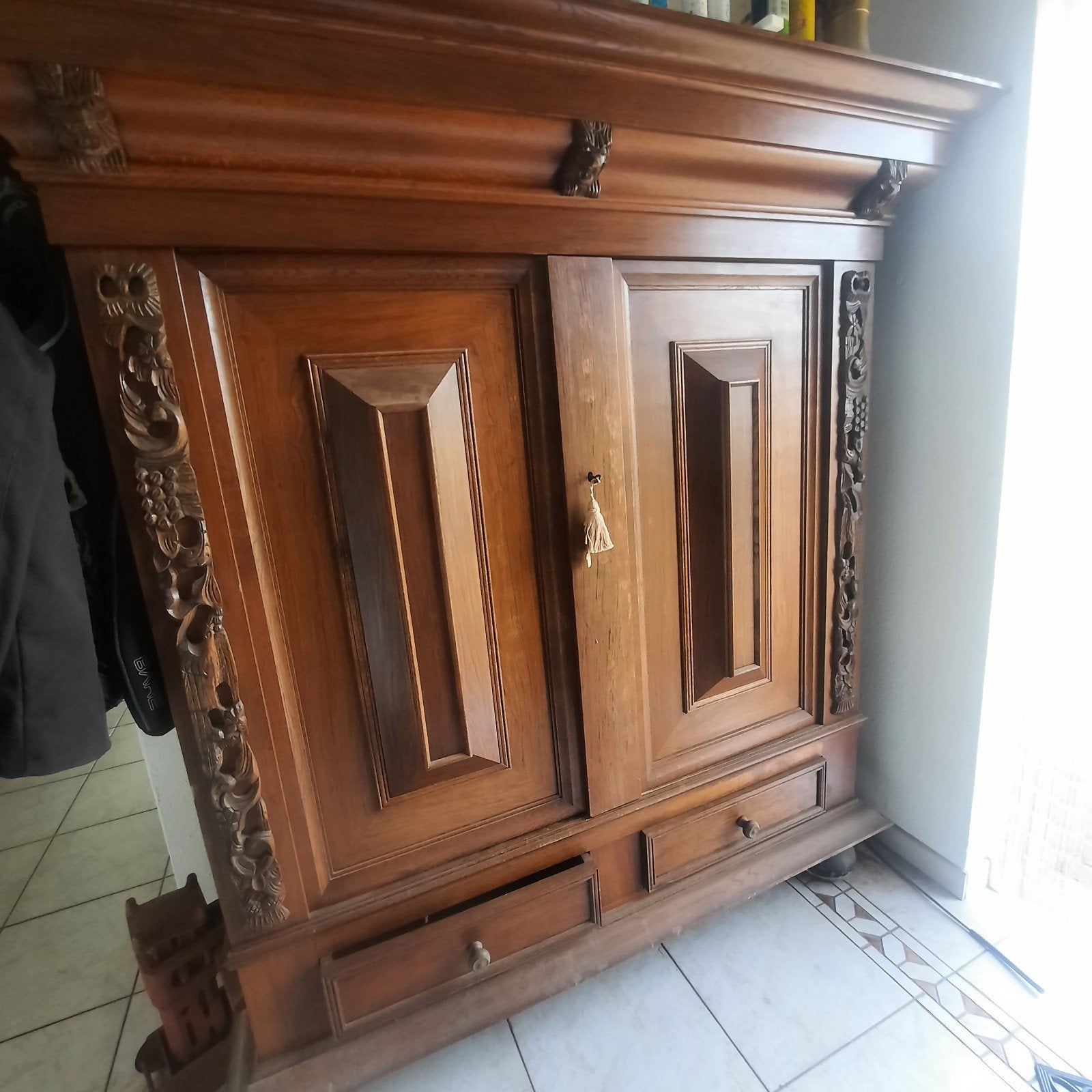 Antieke houten kast met gedetailleerd snijwerk, Antiek en Kunst, Ophalen of Verzenden