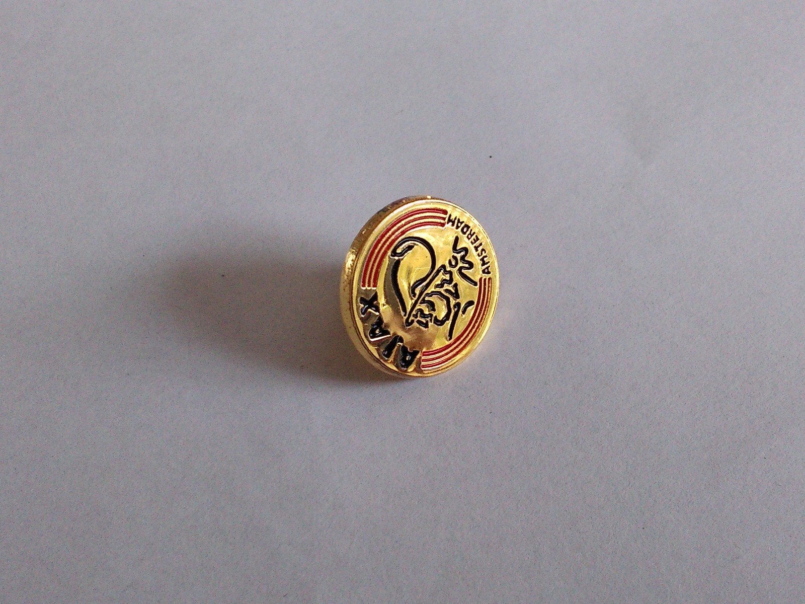 Ajax knoopspeldje logo goudkleurig, Verzamelen, Verzenden, Ajax