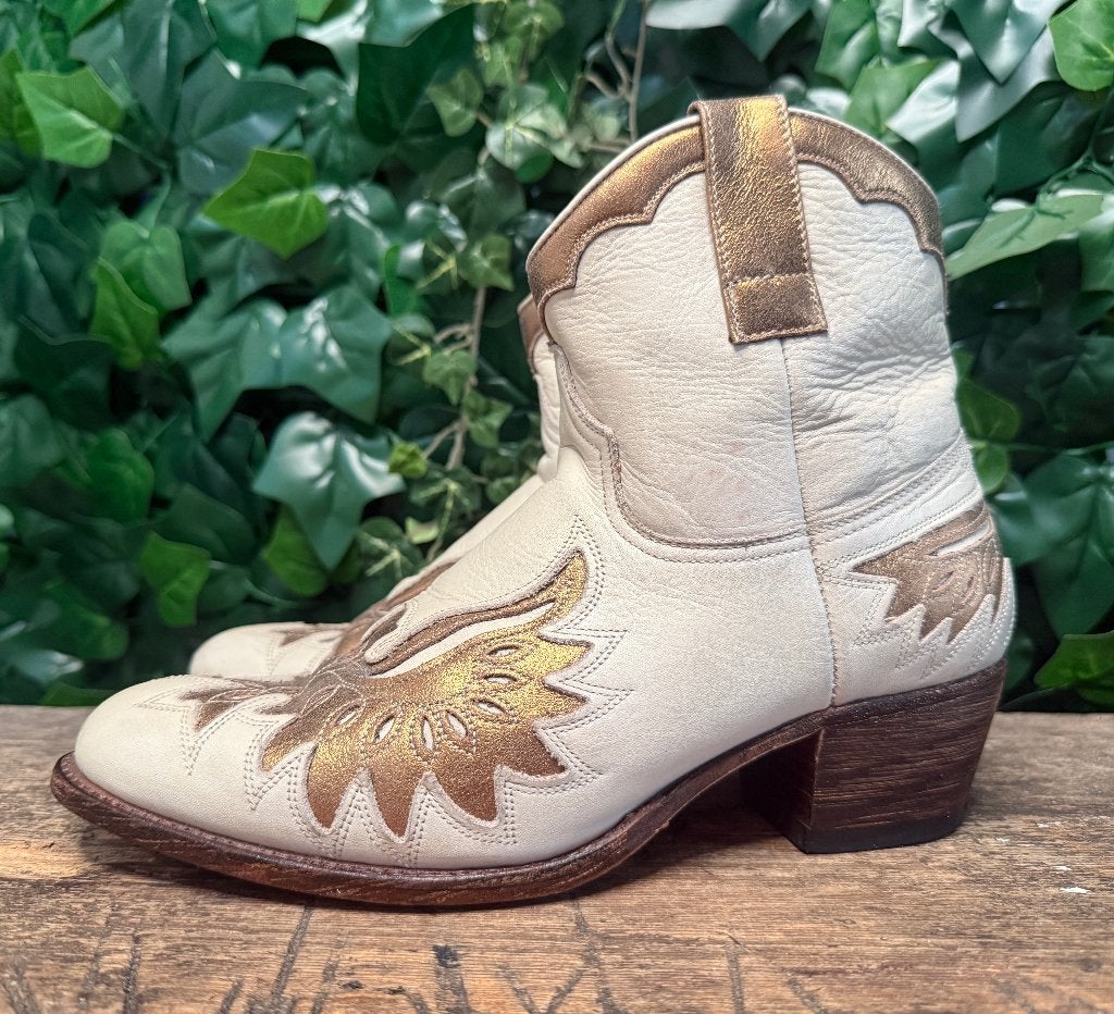 prachtige bijna Nieuwe laarsjes van Sendra maat 39, Sendra, Beige, Lage of Enkellaarzen, Ophalen of Verzenden