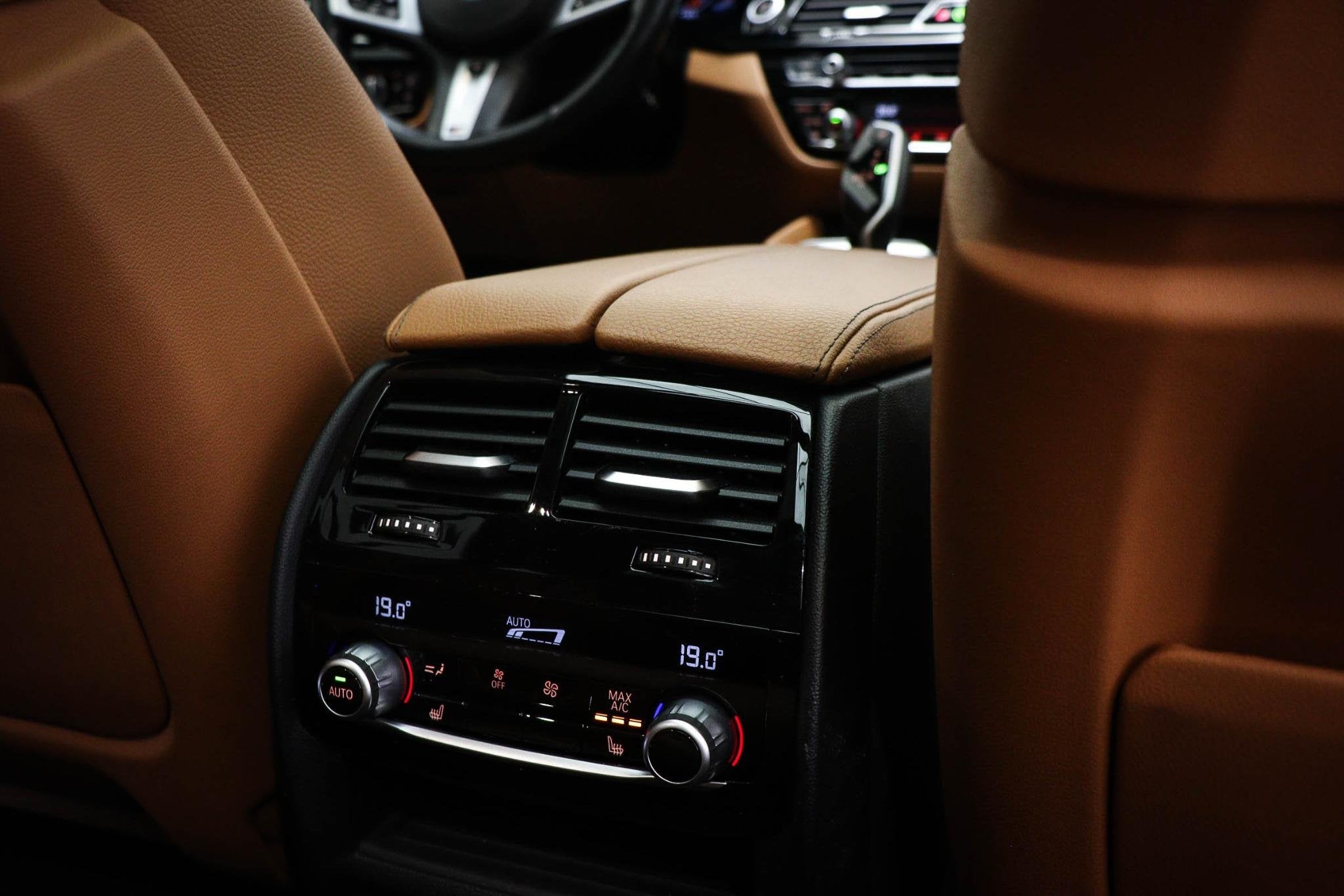 BMW 5-serie Touring 540i xDrive High Executive | LASER LED |, Auto's, BMW, Automaat, Gebruikt, Zwart, Vierwielaandrijving
