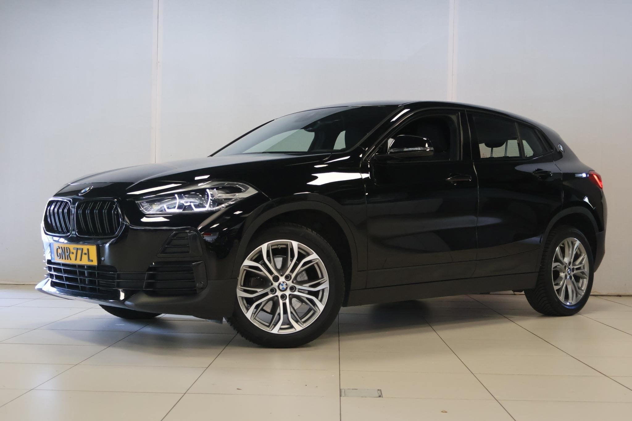 BMW X2 sDrive18i High Executive, Gebruikt, Met garantie (alle), Zwart, Leder