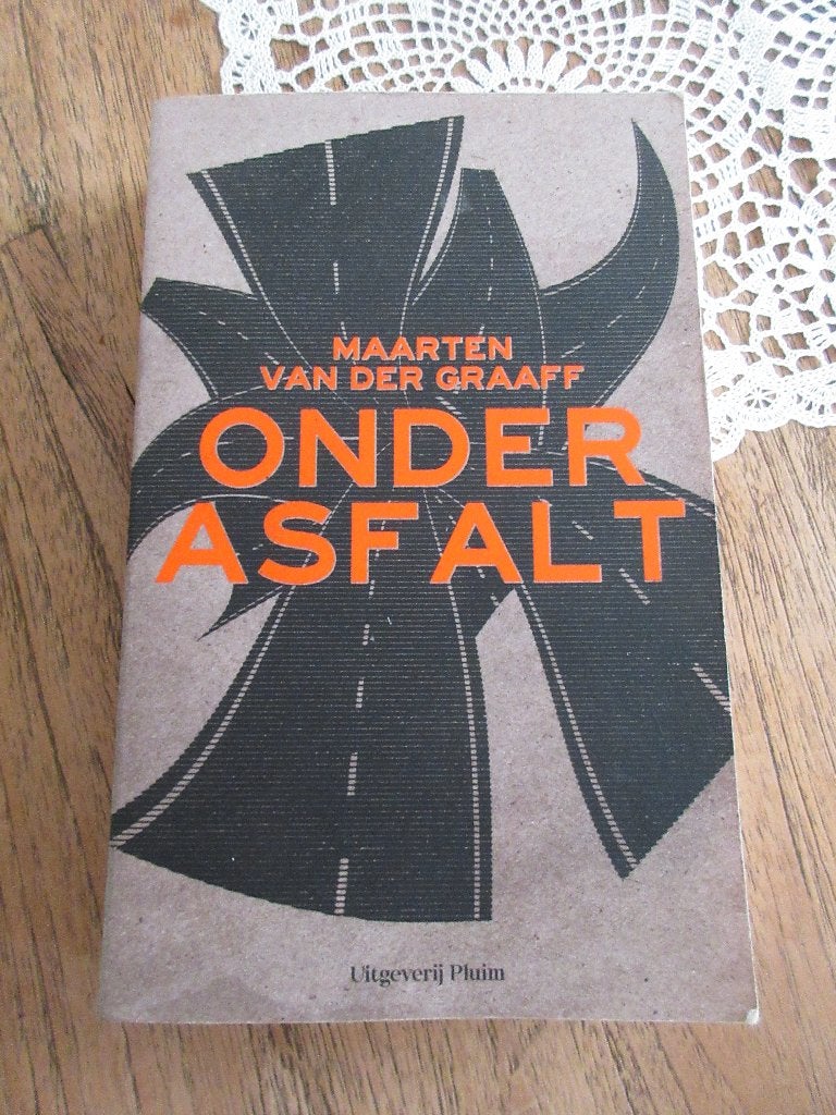 Onder asfalt. Maarten van der Graaff, Ophalen of Verzenden, Zo goed als nieuw, Maarten van der Graaff