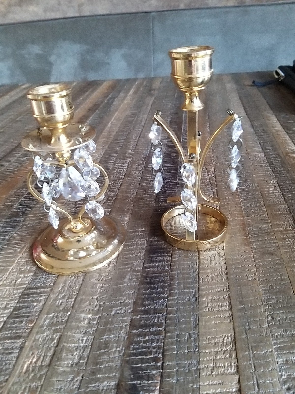 Set van 2 gouden kandelaars met kristallen hangers, Antiek en Kunst, Ophalen of Verzenden, Overige materialen