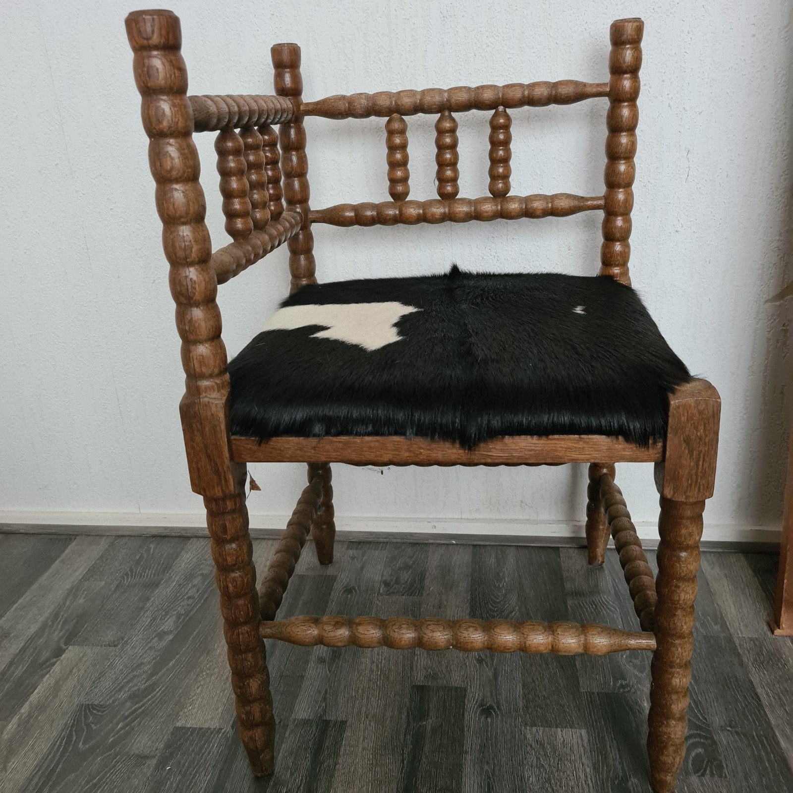 Vintage houten stoel met koeienhuid zitting, Ophalen of Verzenden