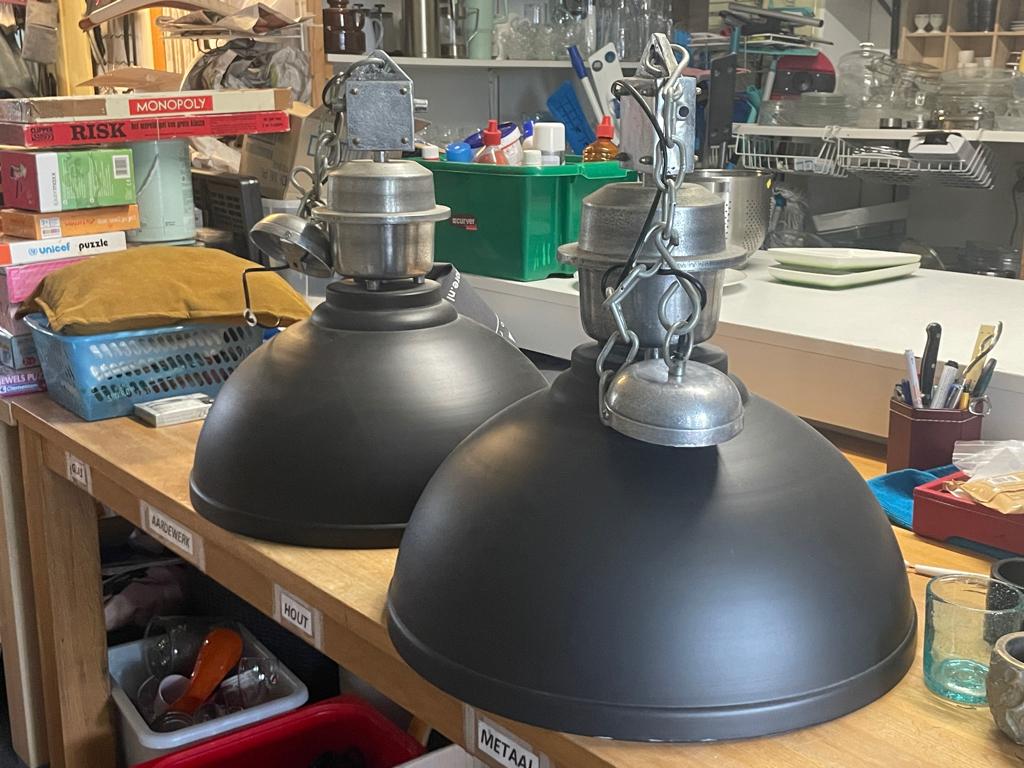 2 Grote hanglampen matzwart metaal Light & Living Clinton XL, Ophalen, 50 tot 75 cm, Zo goed als nieuw, Metaal