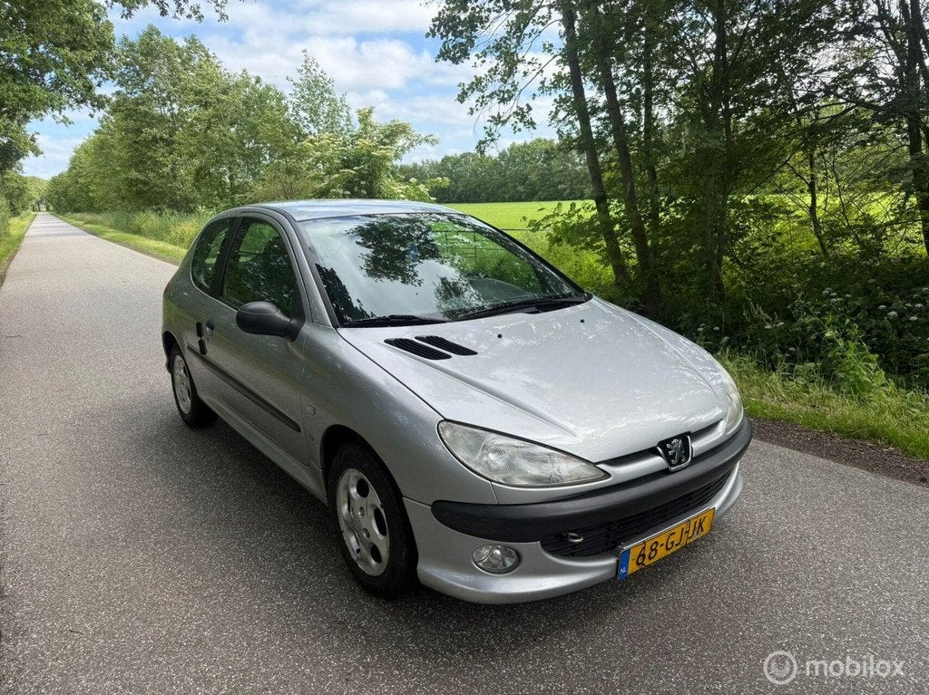 Peugeot 206 1.4 nieuwe Apk 05-06-2027, Auto's, Peugeot, Voorwielaandrijving, 1360 cc, 31 €/maand, 4 cilinders