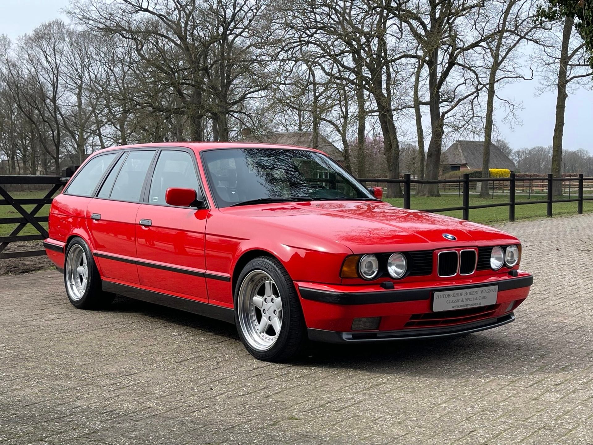 BMW M5 Touring E34 Mugello Red, Auto's, Achterwielaandrijving, Zwart, 340 pk, Handgeschakeld