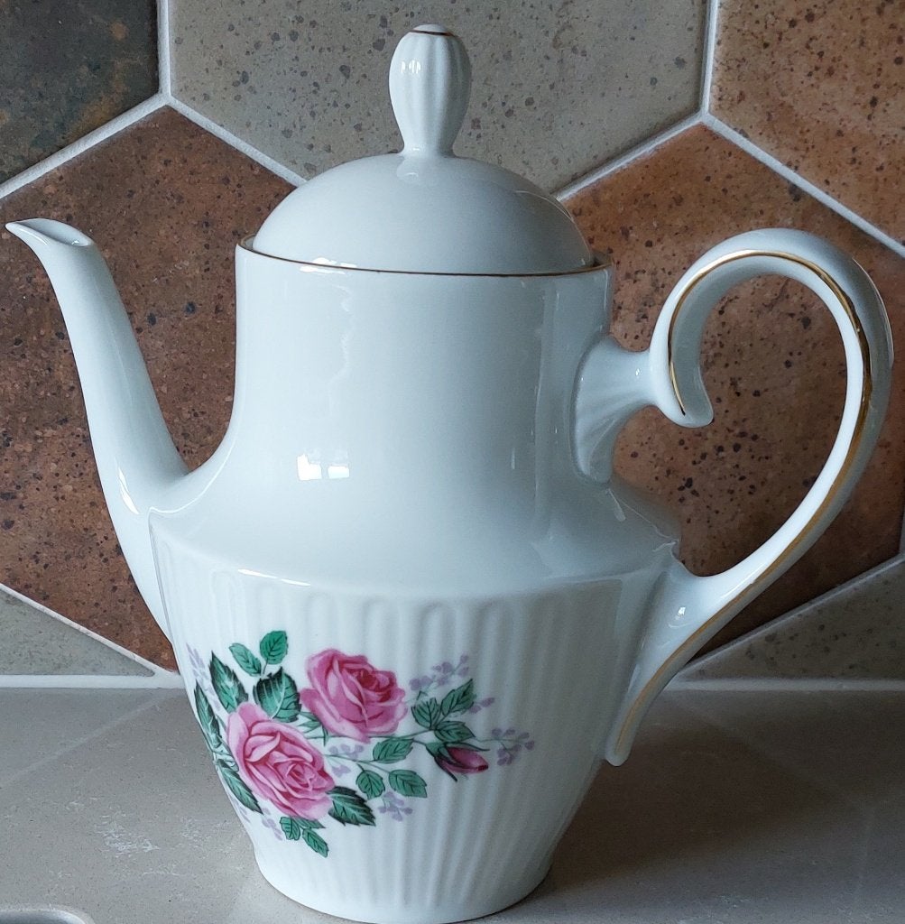 Oude theepot met roosjes en goudopdruk - genummerd no 46, Ophalen, Zo goed als nieuw, Porselein, Theepot