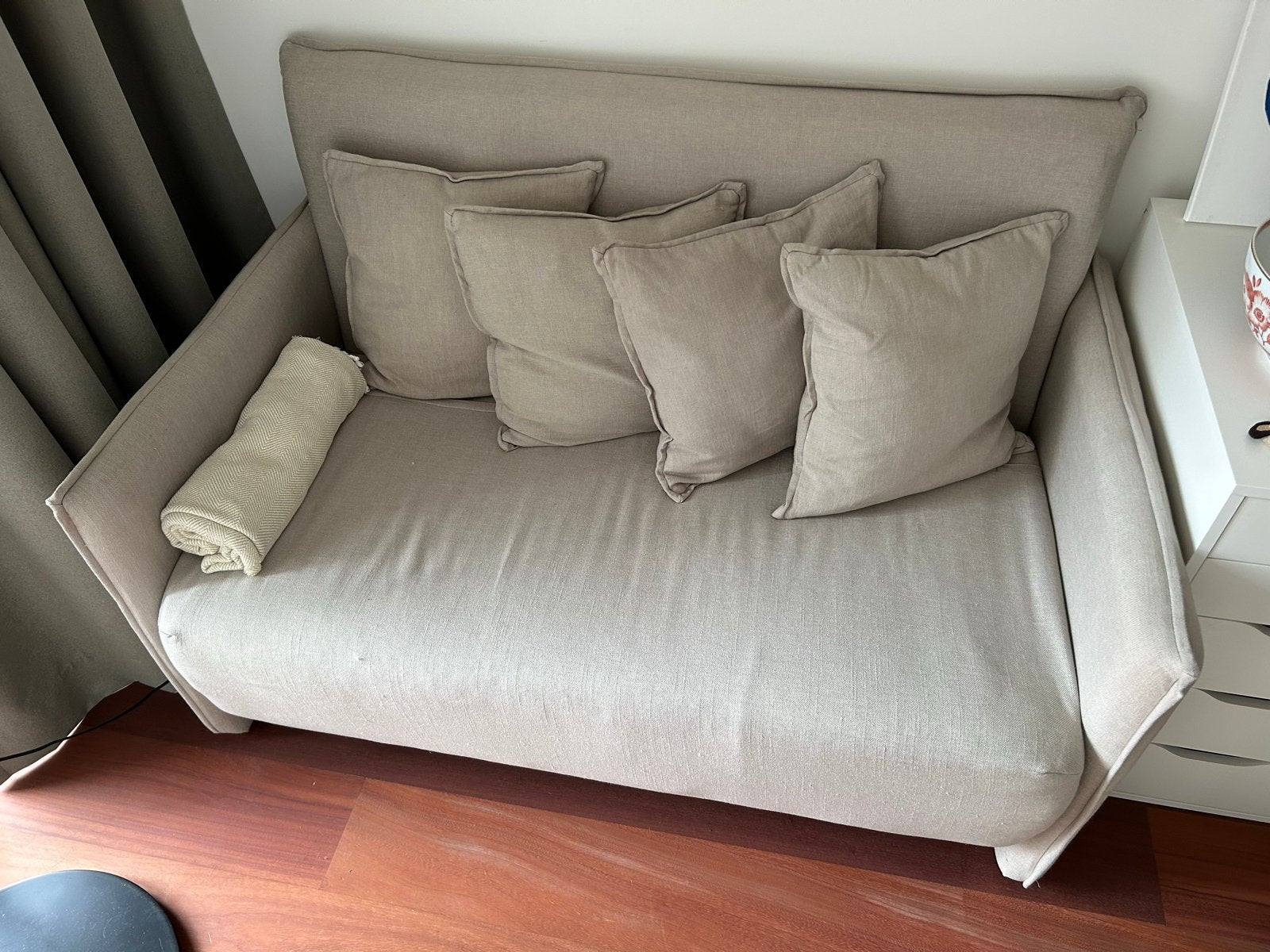 Comfortabele 2-zits slaapbank in nieuwstaat, Huis en Inrichting, Slaapkamer | Slaapbanken, Ophalen, Beige, Nieuw, 190 cm of minder