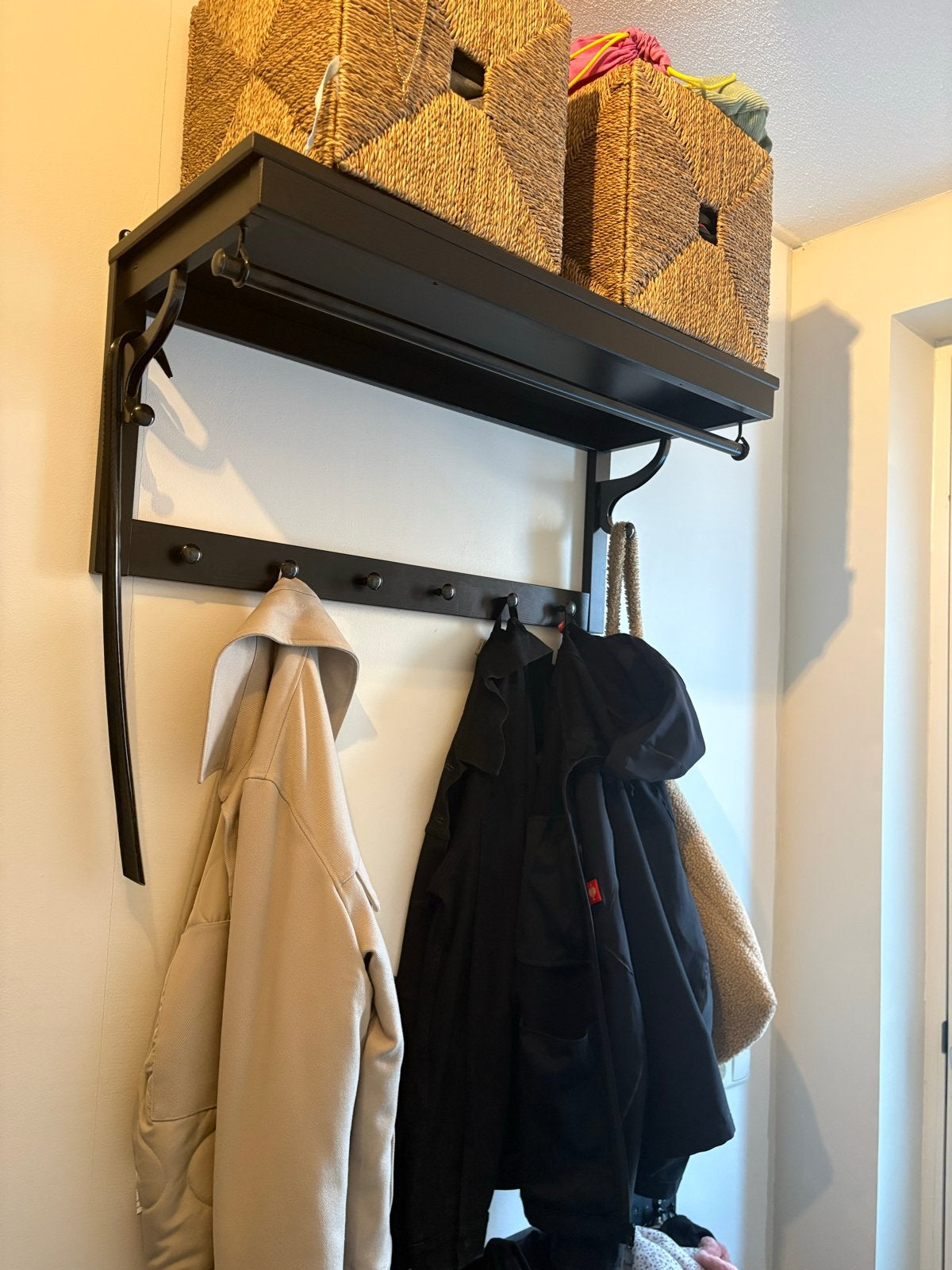 IKEA Hemnes wandkapstok zwart, 100 tot 150 cm, Zo goed als nieuw, Hout, Ophalen