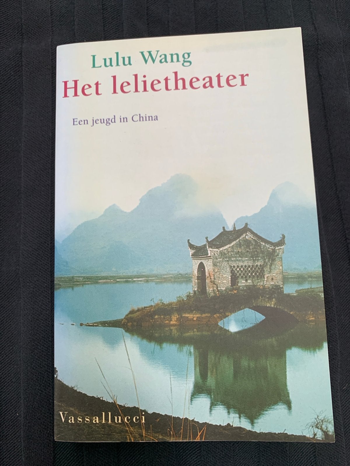 Lulu Wang - Het lelietheater (Een jeugd in China), Ophalen of Verzenden, Zo goed als nieuw, Nederland