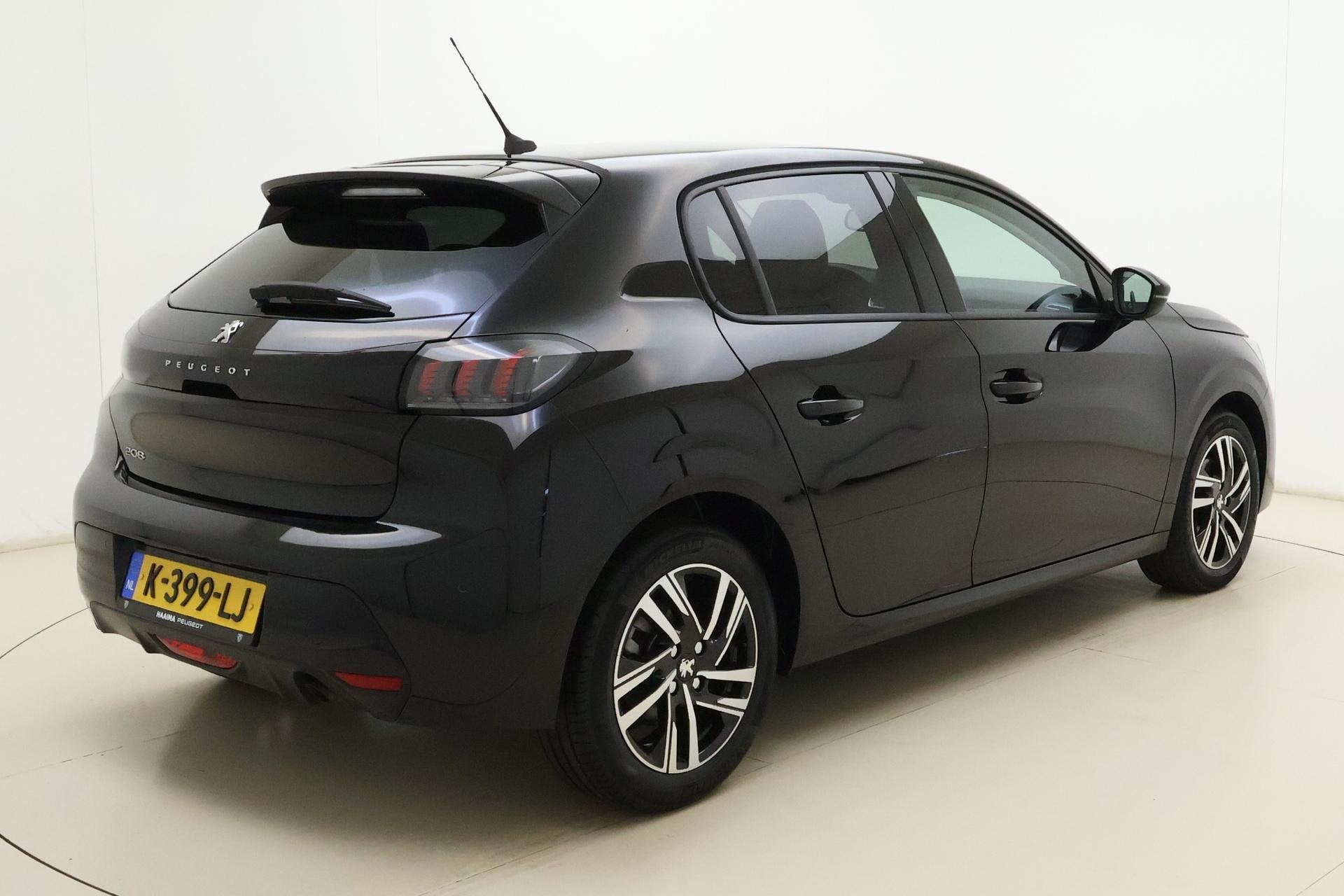 Peugeot 208 1.2 PureTech Allure | Apple carplay/Android auto, 101 pk, Gebruikt, Euro 6, Leder en Stof
