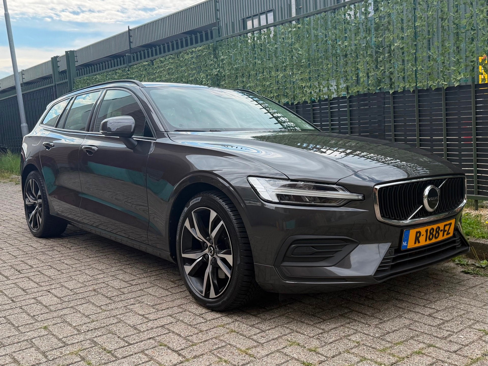 Foto 6 van Volvo V60 2.0 B3 Essential grijs 2022 1EIG|LED|NAVI|NAP