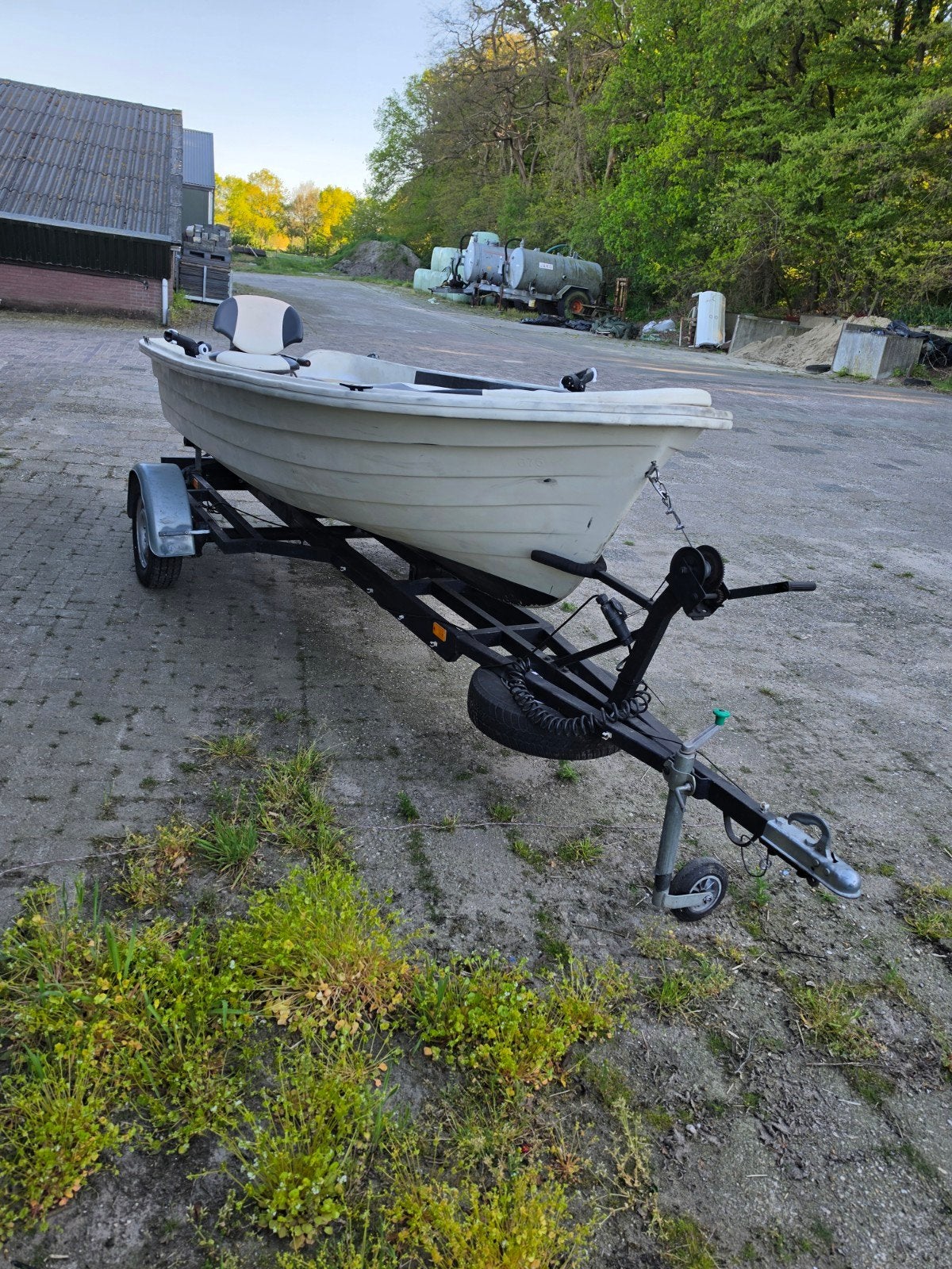 Stabiele visboot/toerboot met trailer en 8pk motor, Benzine, Overige merken, Gebruikt, Buitenboordmotor
