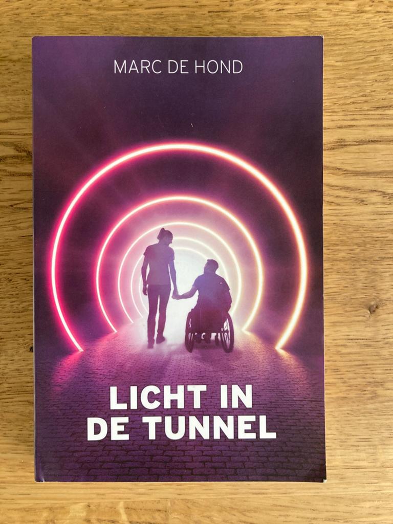 Marc de Hond - Licht in de tunnel, Boeken, Gelezen, Ophalen of Verzenden, Film, Tv en Media, Marc de Hond