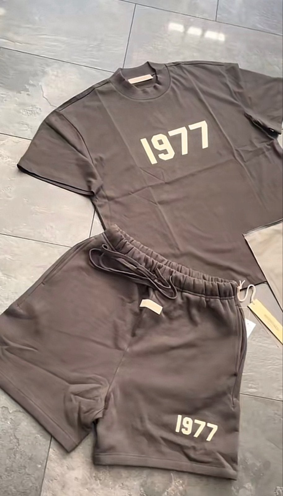 Fear of God Essentials 1977 T-shirt & Short Set, Kleding | Heren, Overige Herenkleding, Ophalen of Verzenden, Nieuw