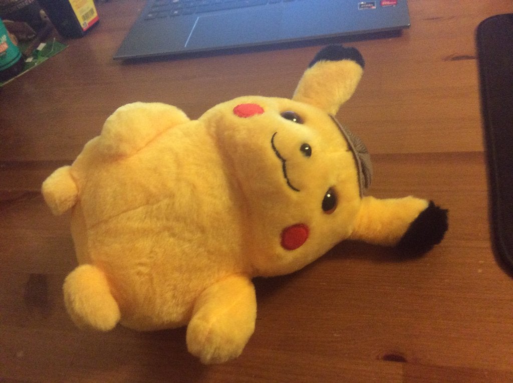Detective Pikachu knuffel 20 cm, Pokémon, Ophalen of Verzenden, Geel, Overige typen
