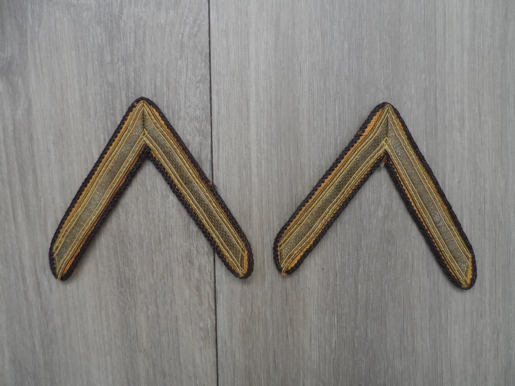 Rangonderscheidingsteken sergeant mouw jas DT nwst, Verzamelen, Ophalen of Verzenden, Landmacht, Nederland, Embleem of Badge