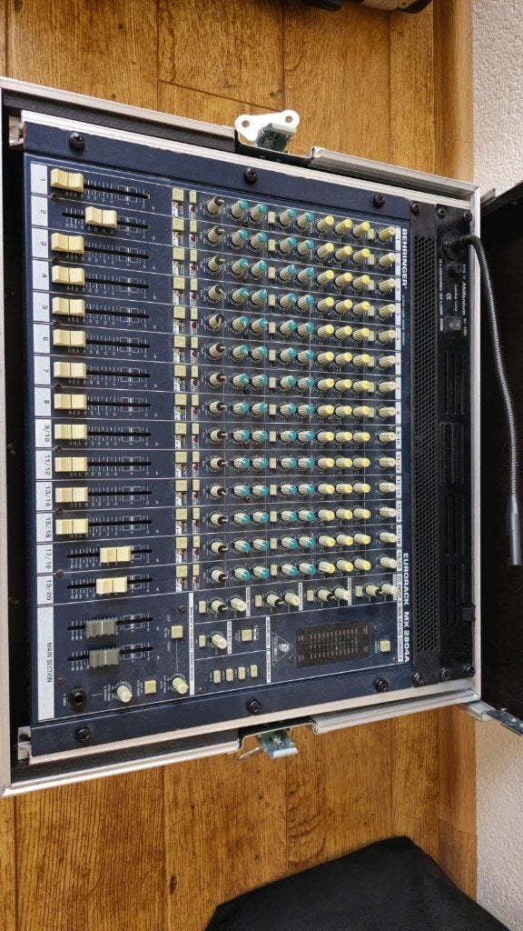 Behringer Eurorack MX2804A Mengpaneel + Thon Flightcase, Ophalen of Verzenden, Zo goed als nieuw, 20 kanalen of meer, Microfooningang