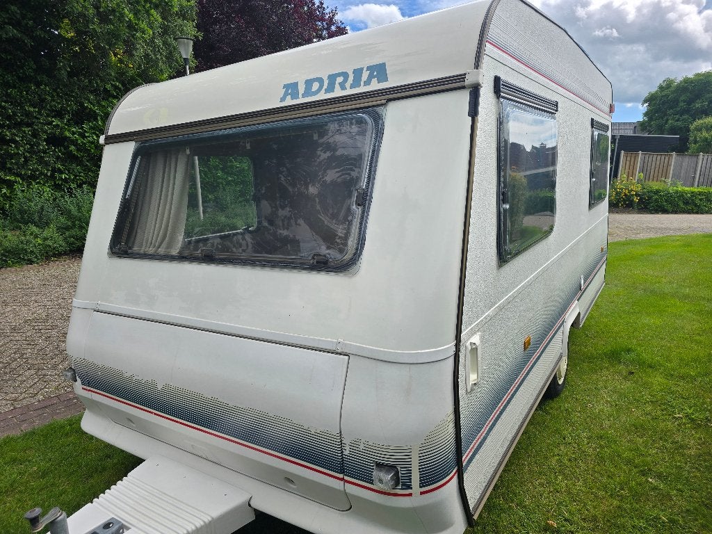 Adria caravan met voortent en luifel, Dwarsbed, Treinzit, 750 - 1000 kg, Particulier