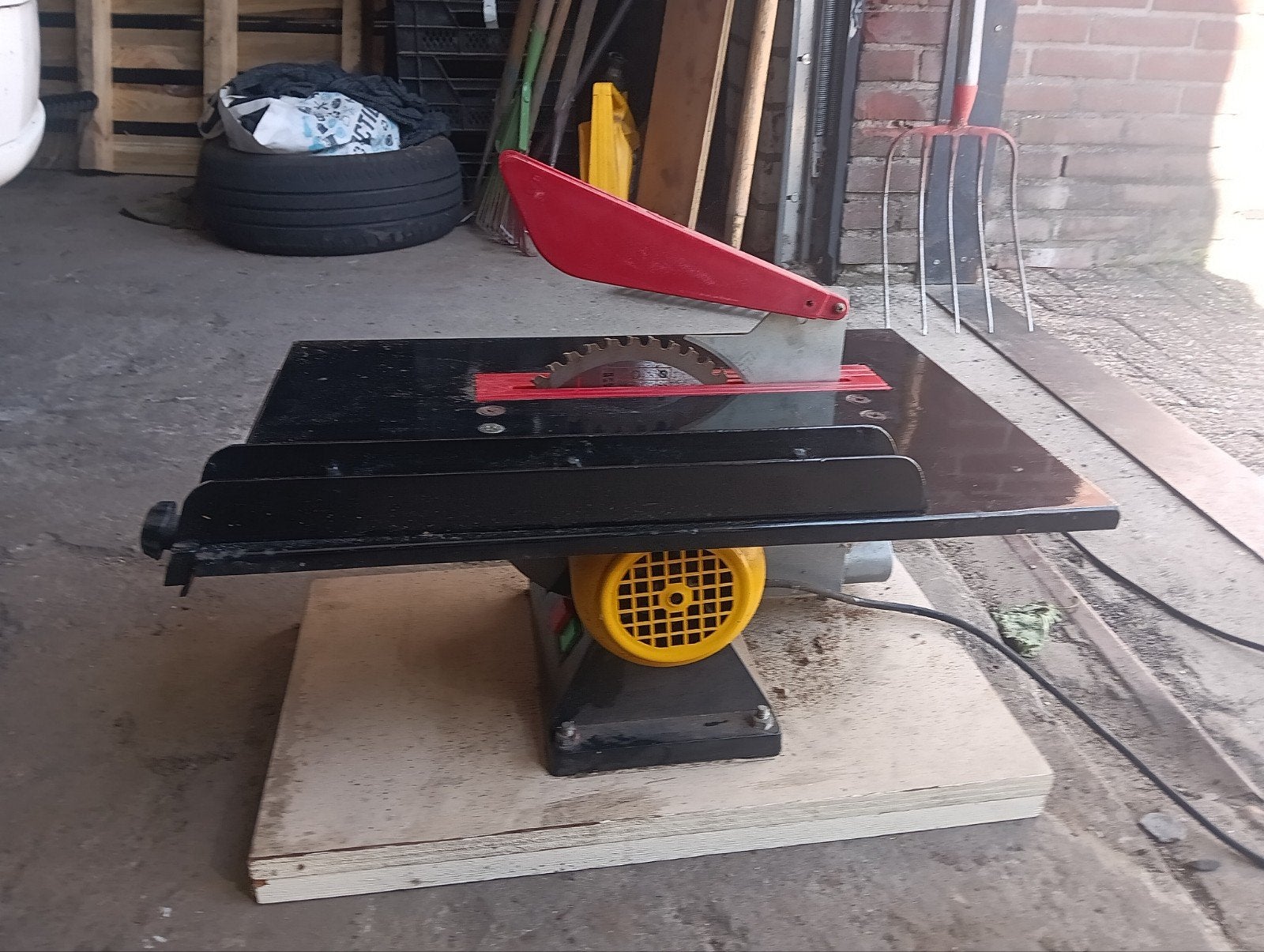 Ferm zaagtafel, Doe-het-zelf en Verbouw, Gereedschap | Zaagmachines, Ophalen of Verzenden, 1200 watt of meer, Cirkelzaag, 30 tot 70 mm