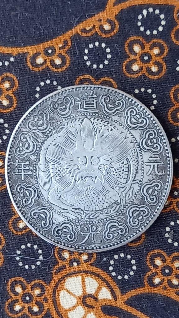 Mooie grote oude Chinese munt met draak en portret 4,4 cm., Antiek en Kunst, Zilver, China, Ophalen of Verzenden, Brons